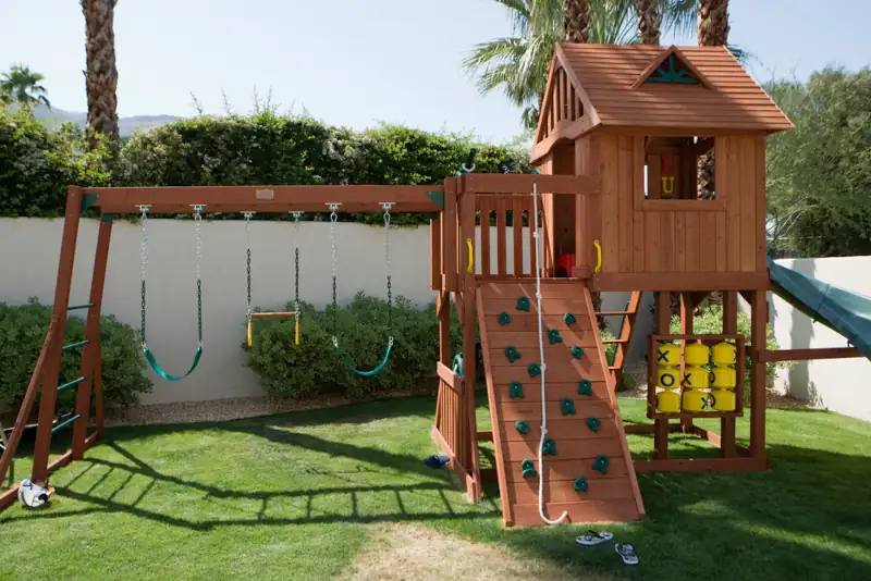 Przydomowy plac zabaw w ogrodzie – jak stworzyć miejsce do zabawy dla dzieci?